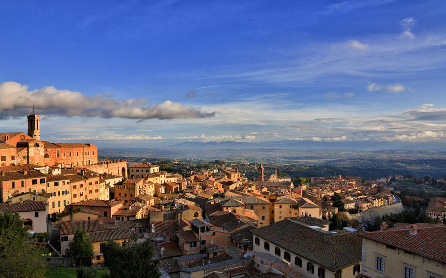 De laatste avondzon over het dorp Montepulciano