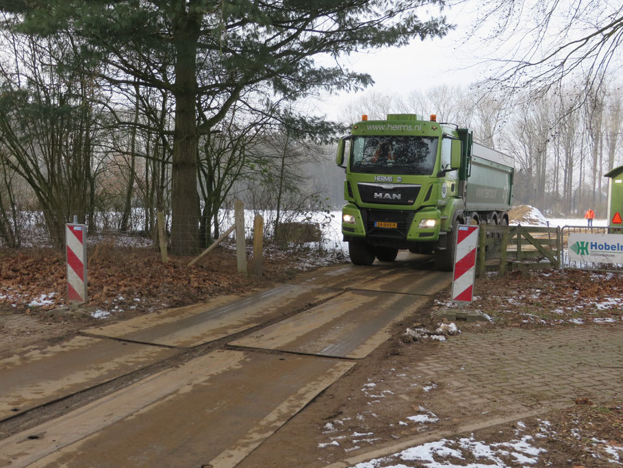 Een vrachtwagen met afgegraven grond verlaat het terrein onder winterse omstandigheden in januari 2017.