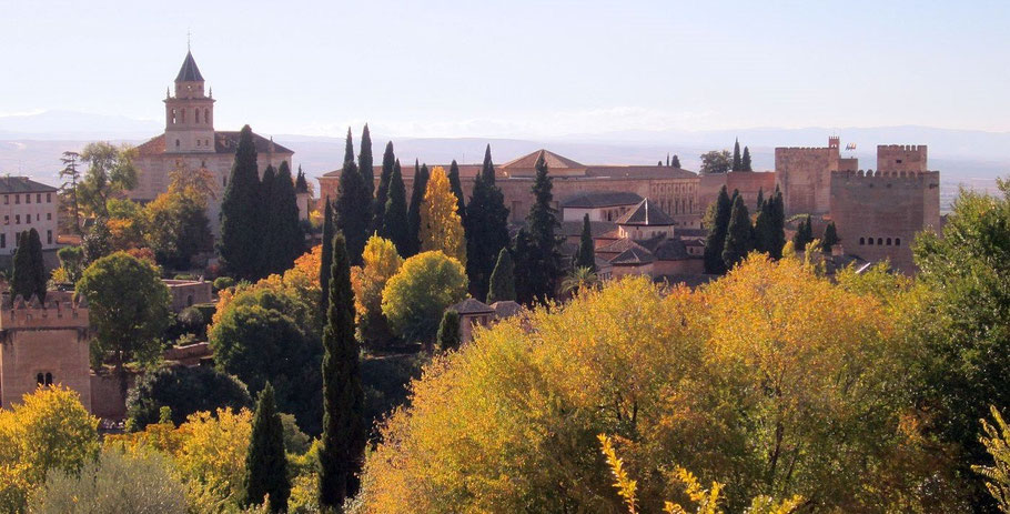 Blick auf die Alhambra in Granada von den Gärten des Generalife