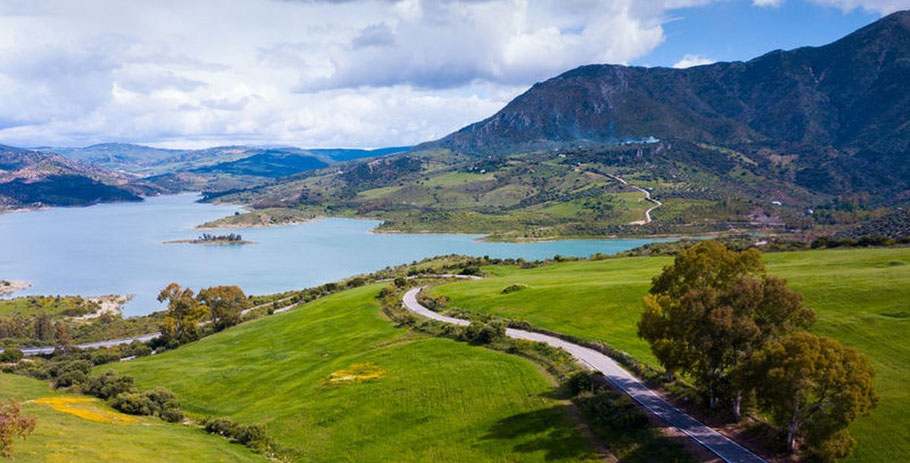Grüne Berge und See auf der Andalusien Rundreise