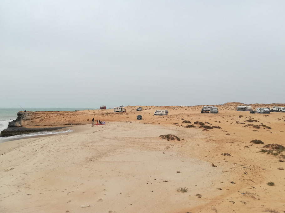 Schon wieder in der West-Sahara - Der Stellplatz bei Lamharitz ist wie man sieht auch unter Campern sehr beliebt