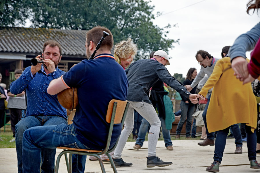 DAÑS ROUND, SONNEURS EN COUPLE DE BINIOU & BOMBARDE : TREBAOL / LE GALL