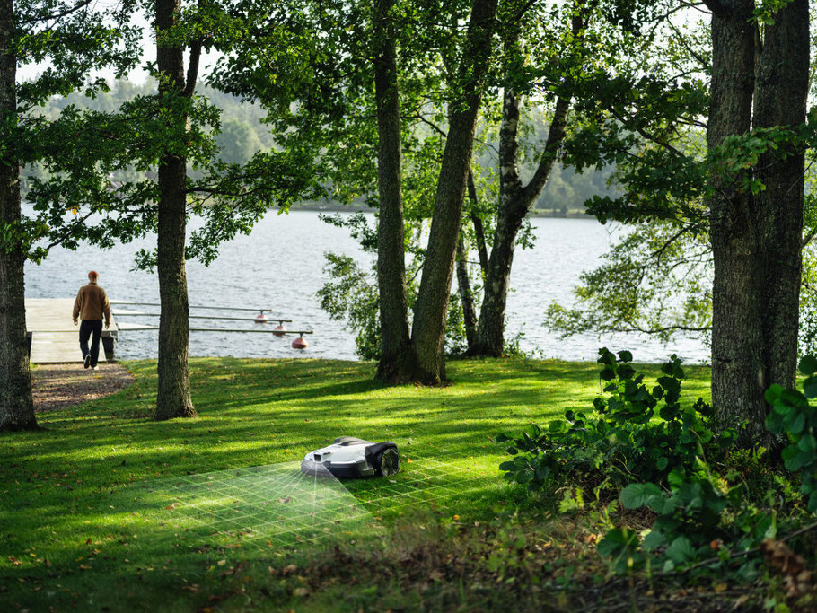 Husqvarna Automower 430V NERA Mäht den Rasen am See