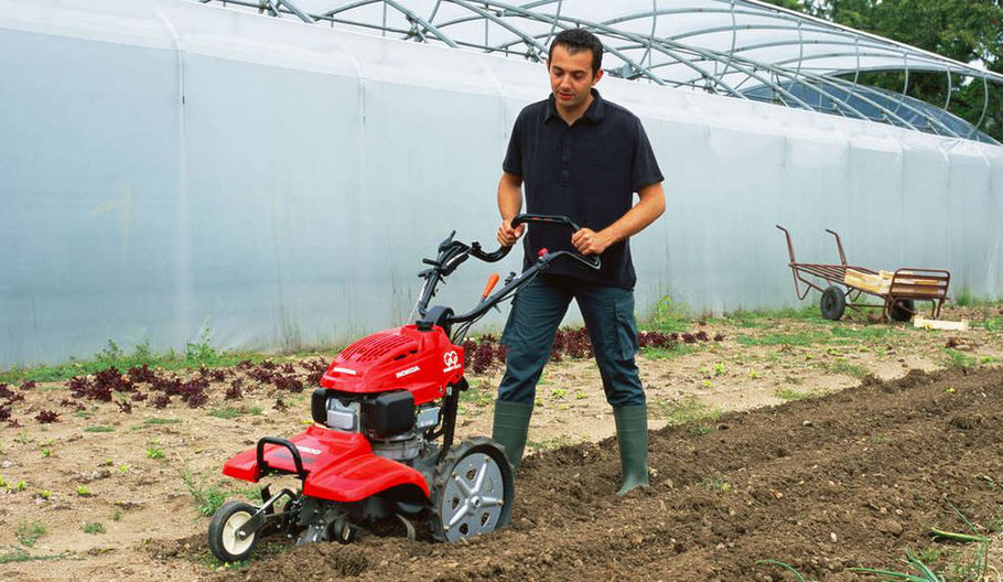 Honda Gartenhacker FF 300 im Garten am Hacken