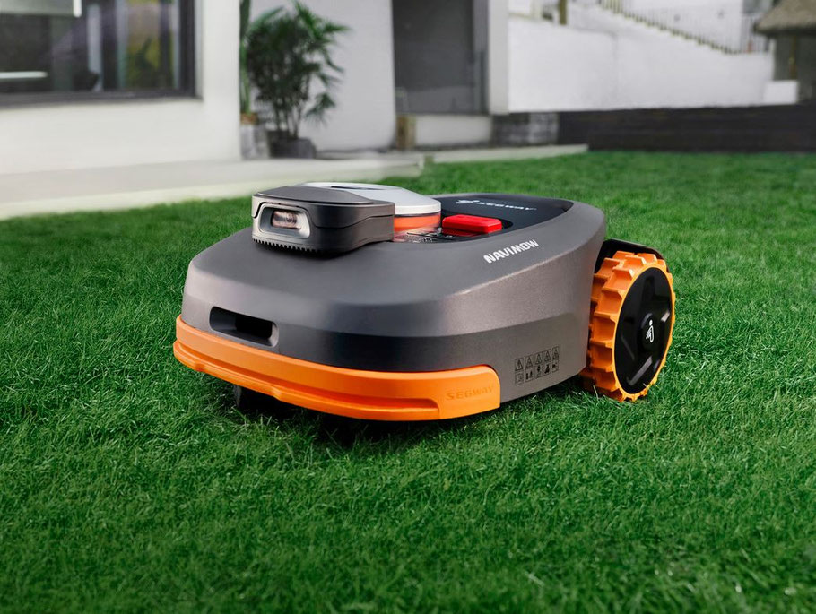 Segway Navimow Mähroboter im Gras seitenaufnahme
