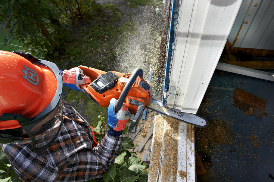 Kettensäge 340i XP im einsatz am Fensterrahmen