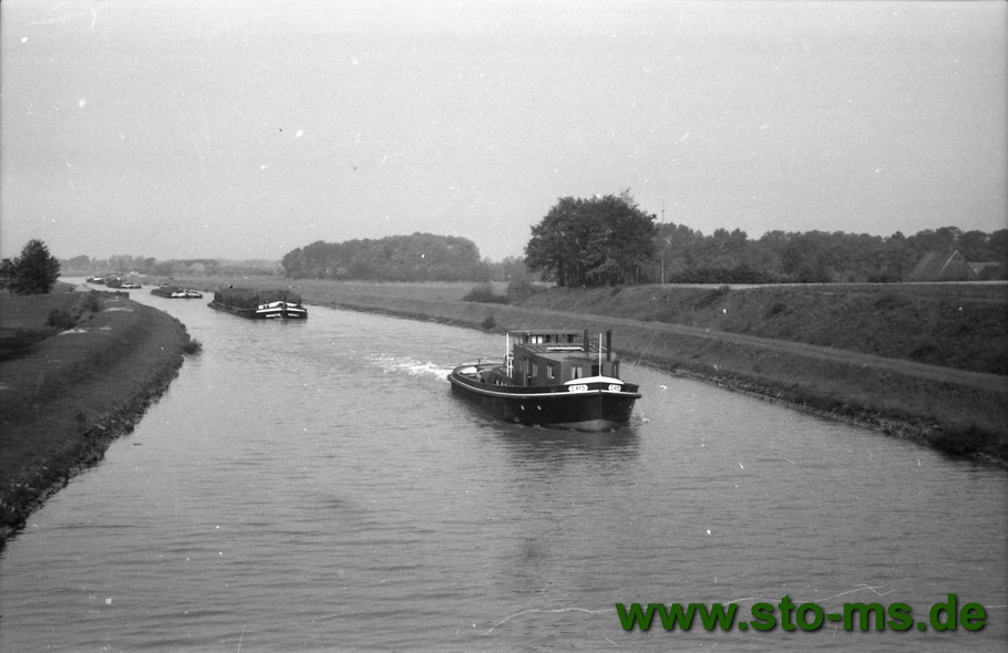 Um 1940 auf dem Dortmund-Ems-Kanal. Schlepper mit Kähnen.