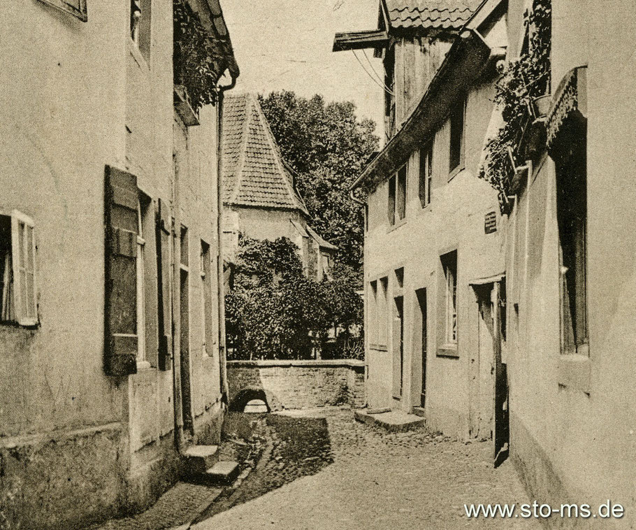 Bergstraße - Die Gosse führt direkt zur Aa.