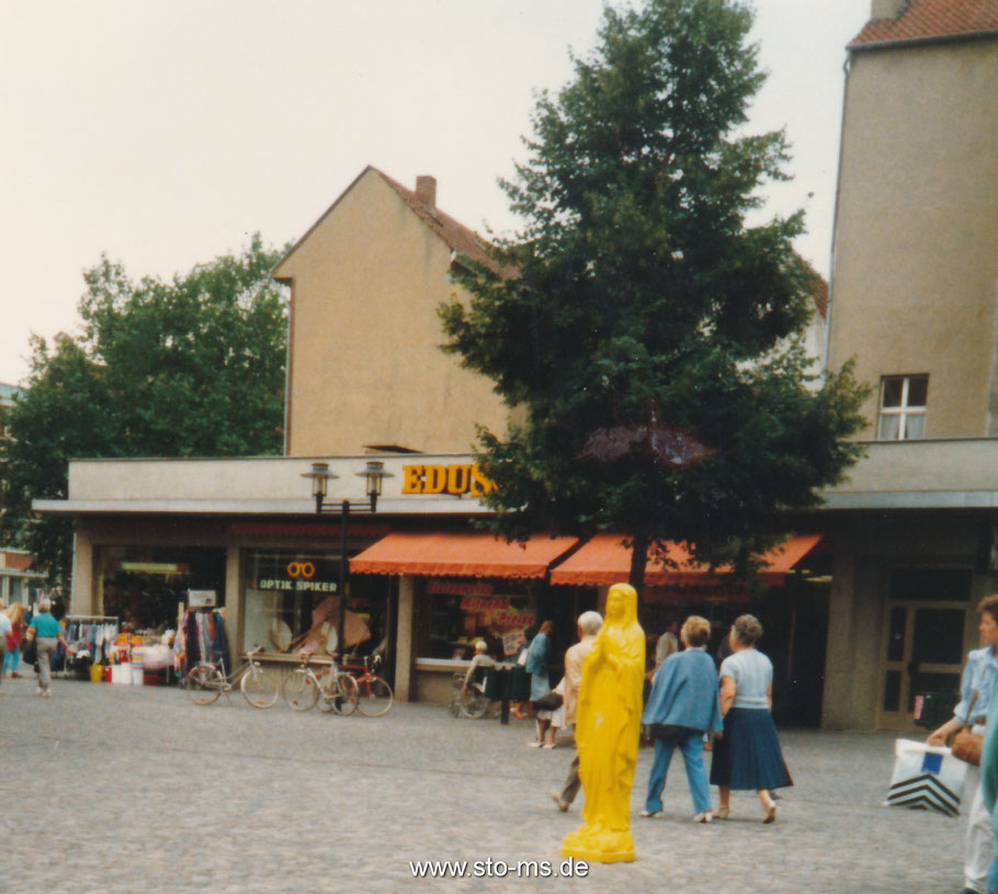 Gelbe Madonna auf der Salzstraße 1987 - Katharina Fritsch