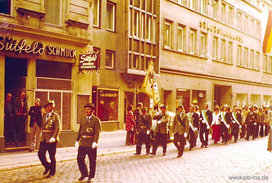 Großer Umzug in der Stadt. Das Bundschütztenfest von 1973. Hier sind die Schützen in der Rothenburg zu sehen.