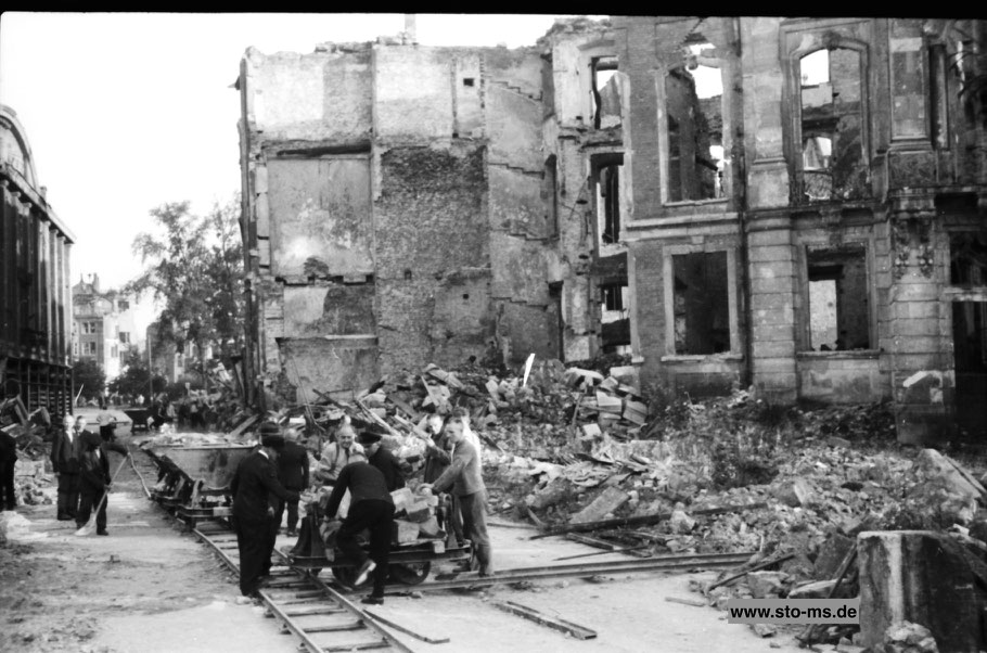 Räumaktion auf der Salzstraße vor dem Erbdrostenhof - Herbst 1945 - Archiv ULB