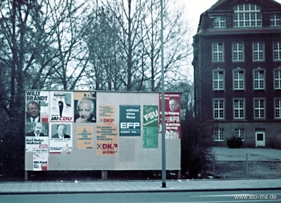 Wahlwerbung Ende 60 Jahre  Adolph-Kolping-Berufskolleg von der Wasserstraße aus. Zur Wahl standen unter anderem Karl-Heinz Walkhoff (SPD) und Friedrich-Adolf Jahn (CDU).
