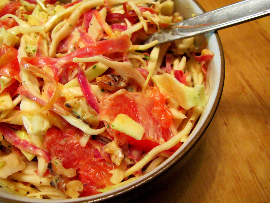 Knackiger Krautsalat mit Grapefruit, Walnüssen, Apfel und Karotten