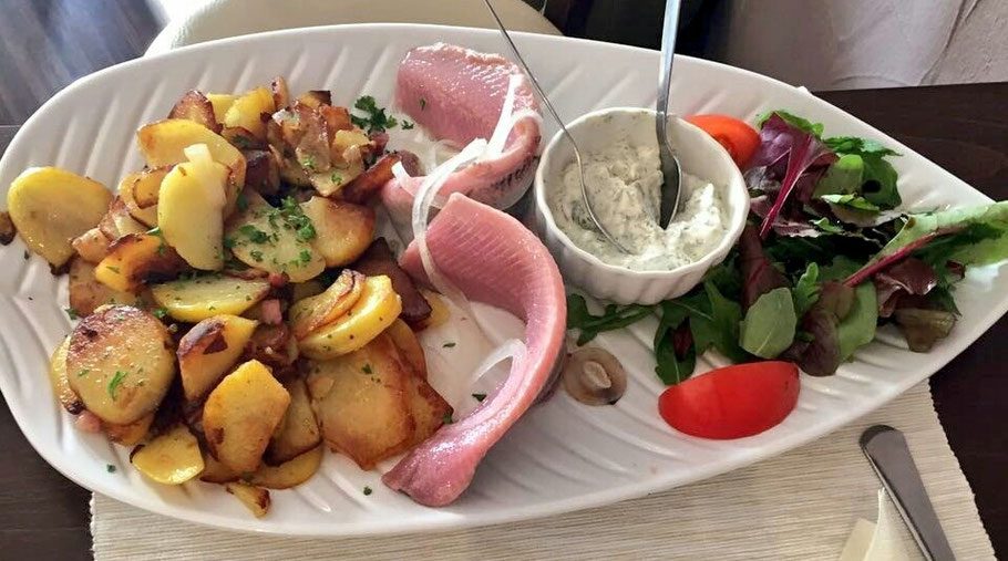 Im Urlaub war meine Auswahl im Restaurant häufig nicht babytauglich. Doch auf den Tellern der Mitesser fanden wir glücklicherweise immer auch etwas Essbares für Junior.