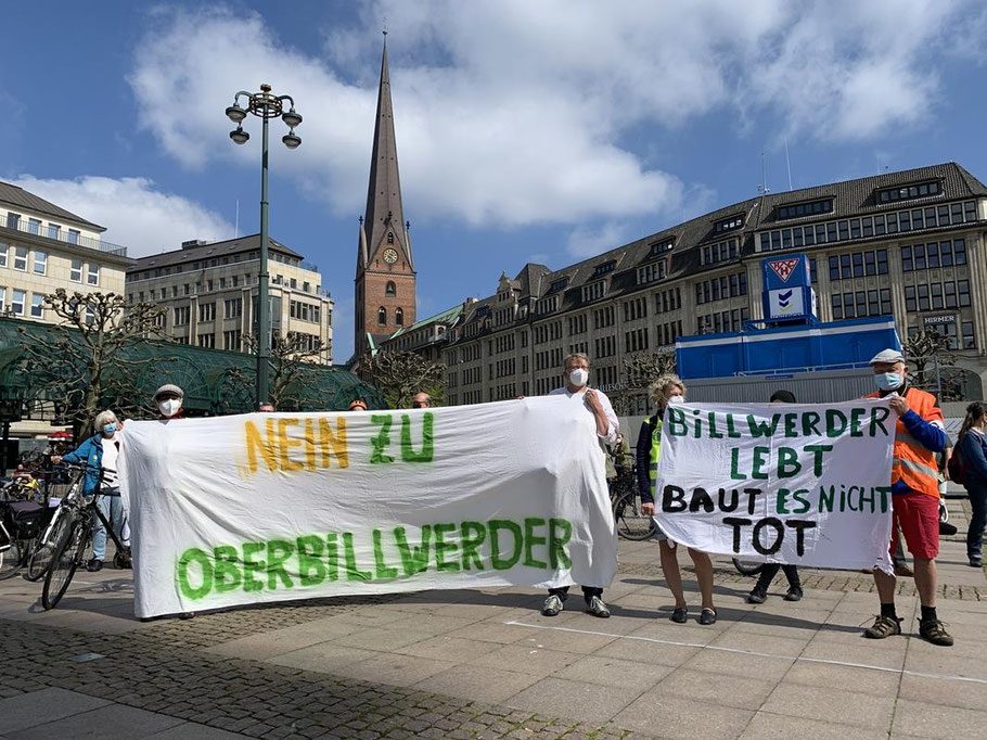 Viel größere Beteiligung als erwartet! Hier Abschlusskundgebung vor dem Hamburger Rathaus.