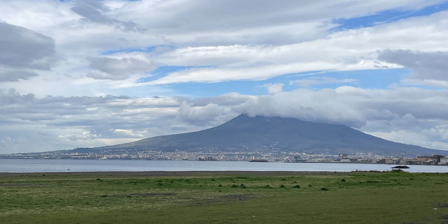 Blick von Castellammare di Stabia zum wolkenverhangenen Vesuv