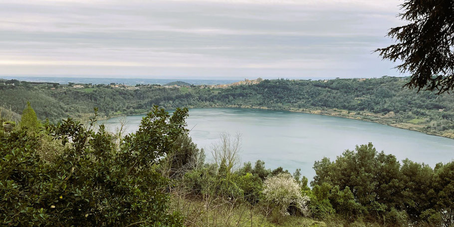 Blick von Nemi über den Lago di Nemi