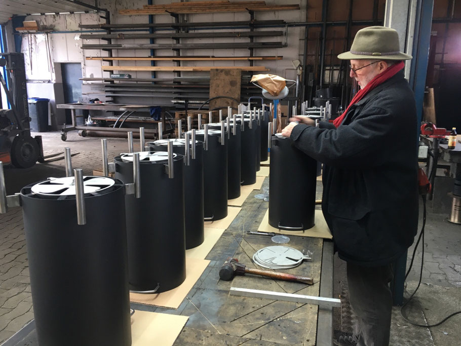 Firmengründer Rainer Sagawe bei der Montage des Lüftungsfächers - in der Wekstatt unseres Metallbaumeisters Stefan Willig