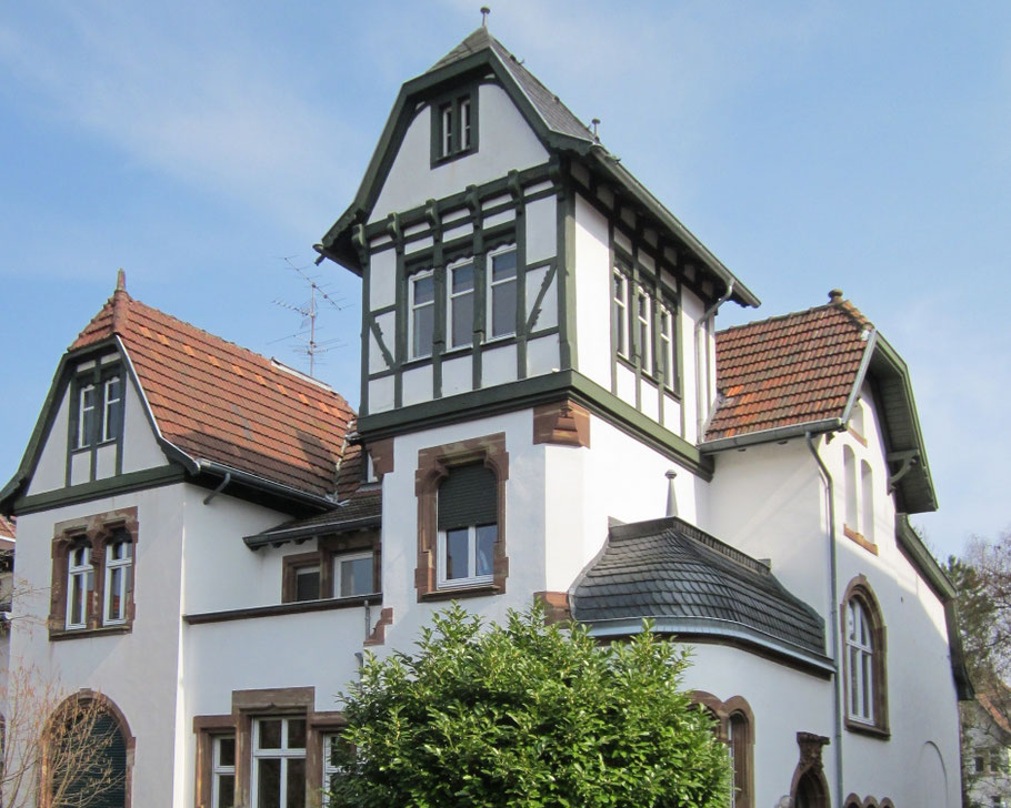 Wohnen mit Himmelsrichtungen der Astrologie, Quelle https://pixabay.com/de/photos/bluecherstr-st-jahresbuch-haus-846419/