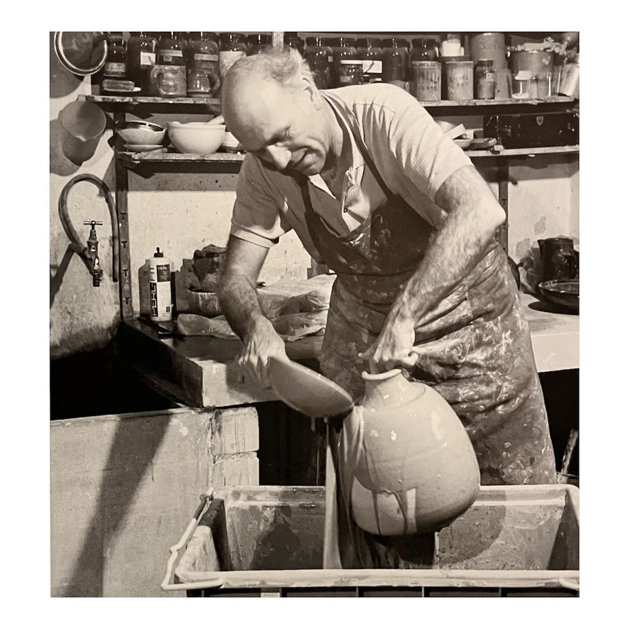 Arnold Zahner bei der Arbeit (Aufnahme aus "Arnold Zahner - Ein Töpfer unterwegs", Prof. Dr. Rudol Schnyder, AS Buchkonzept AG, Zürich 1994)