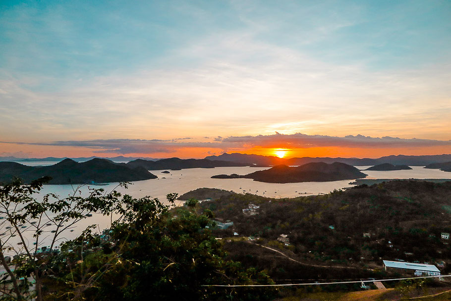Sonnenuntergang auf dem Mount Tapyas in Coron Town