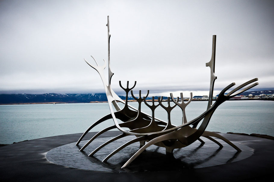 Island - Reykjavík - Sonnenfahrt (Skulptur - Schiff)