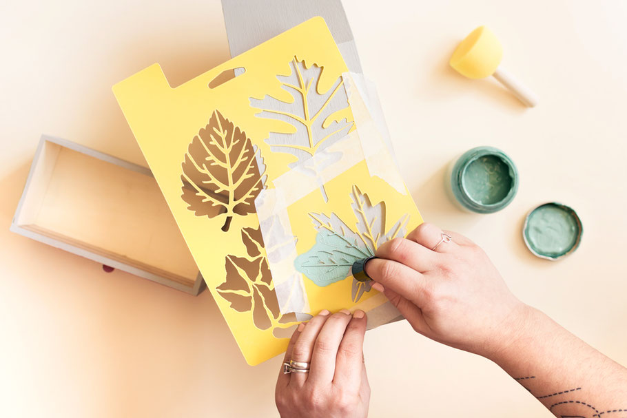 Chalk paint y stencil by Sami Garra