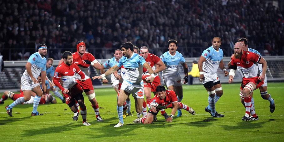 Biarritz Bayonne le derby est pour le BO Novembre 2011  En arrière plan l'explication de Imanol et 2 bayonnais qui verra Mr Harinordoquy père faire sa légendaire apparition