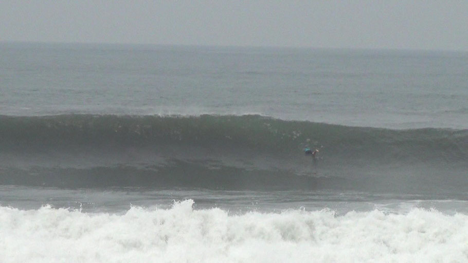 Surfer beim Duckdive durch eine Welle