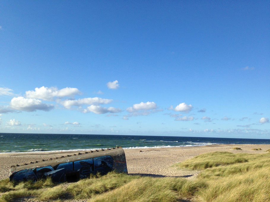 Verfallener Bunker direkt am Strand am Meer in Klitmoller Dänemark