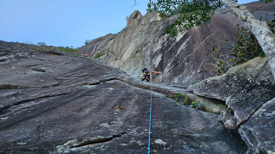 In der ersten Seillänge der Kletterroute K2 am Corcovado, Rio de Janeiro