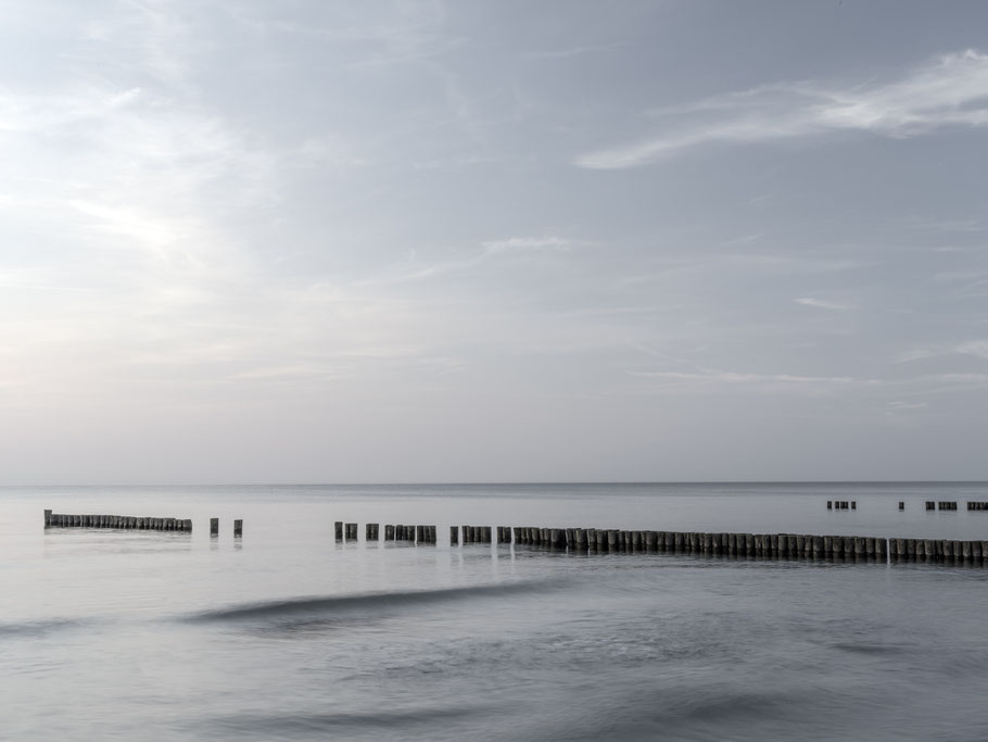 Strand, Meer und Buhnen in Ahrenshoop – Darf – Fischland  als Farbphoto