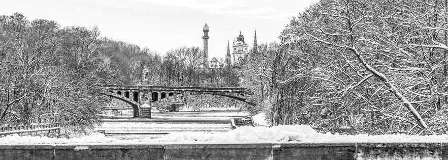Wintermotiv Isar und Müller`sches Volksbad, München, Bayern, im Schnee in schwarzweiß als Panorama-Photographie