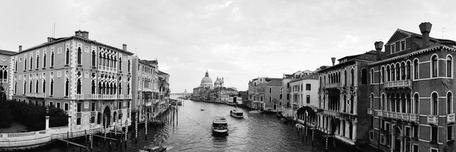 Accademia und Vaporettos am Canal Grande, Venedig,  als Schwarzweißphoto im Panorama-Format