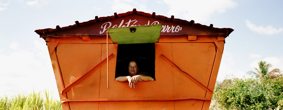 Cubanische Frau schaut in Falla aus Versorgungswagen als Panorama-Photographie