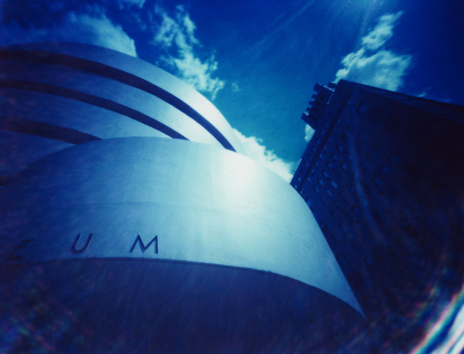 Das Guggenheim Museum in New York (USA)  mit einer Camera Obscura auf Polaroidfilm als Farbphoto aufgenommen 