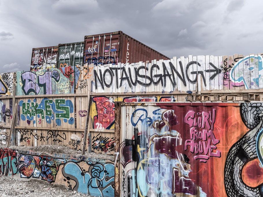 Container und Schild Notausgang auf dem Schlachthofgelände als Farb-Photographie, Muenchen