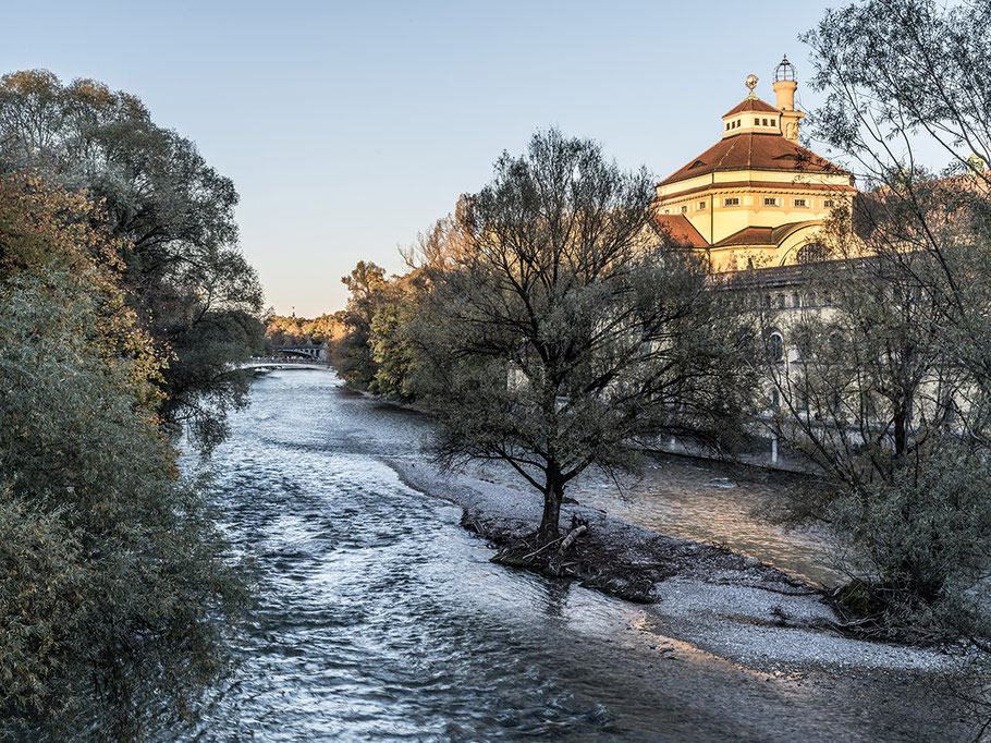 Muellersches Volksbad mit Isar  im Herbst als Farb-Photographie, Muenchen