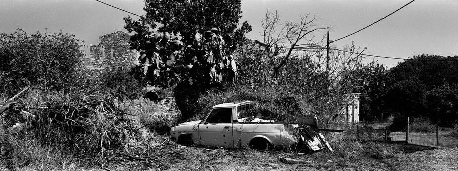 Alter Pick-up in Lagia auf dem Peloponnes, Griechenland,  als Schwarzweißphoto im Panorama-Format