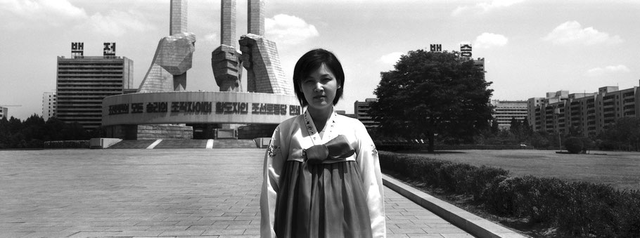 Monument der Parteigründung in Pyongyang, Nord Korea, als Schwarzweißphoto im Panorama-Format