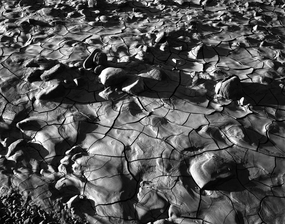 Ausgetrocknetes Flussbett bei Skoura in Marokko als Schwarzweißphoto