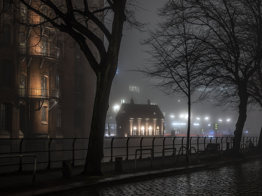 Kleines Fleetschlösschen by night  in Hamburg als Farbphoto