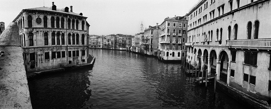 Der Canal Grande, Venedig, frühmorgens ohne Boote als Schwarzweißphoto im Panorama-Format