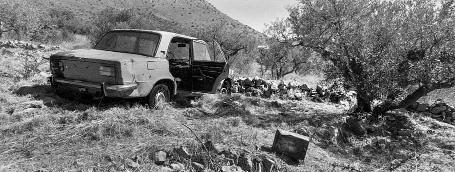 Fiat Oldtimer auf dem Peloponnes, Griechenland, als Schwarzweißphoto im Panorama-Format