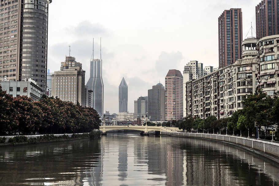 Morgendliche Stimmung am Suzhou Creek in Shanghai als Farbphoto