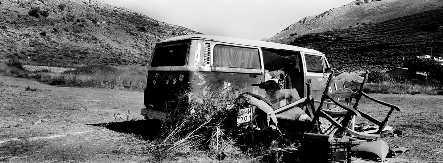 Alter VW T2 bei Neo Itilo auf dem Peloponnes , Griechenland, als Schwarzweißphoto im Panorama-Format