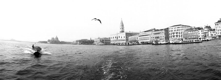 Riva di Schiavoni in Venedig als Schwarzweißphoto im Panorama-Format