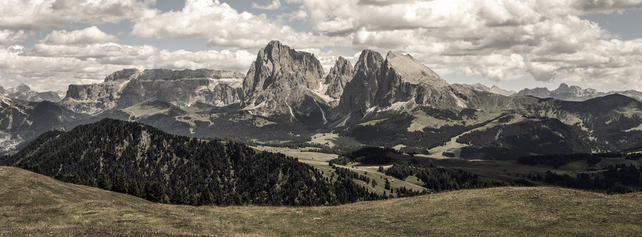 Die Sellagruppe in den Dolomiten als Farbphotographie im Panorama-Format