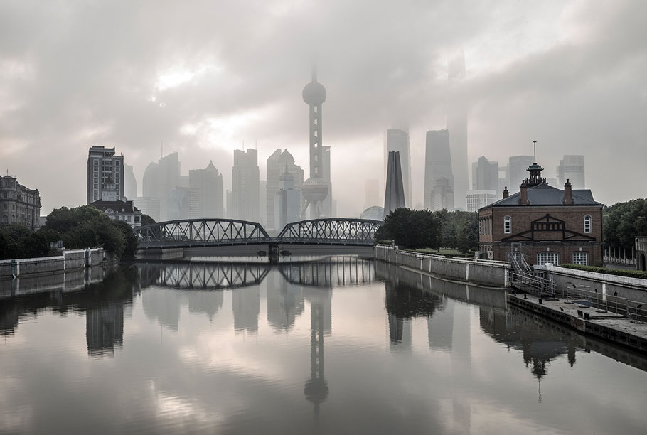 Blick über die Waibaidu Bridge auf die morgendliche Skyline von Pudong in Shanghai als Farbphoto