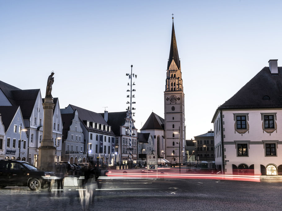 Nachtaufnahme des Hauptplatzes in Paffenhofen, Bayern, als Farbphoto